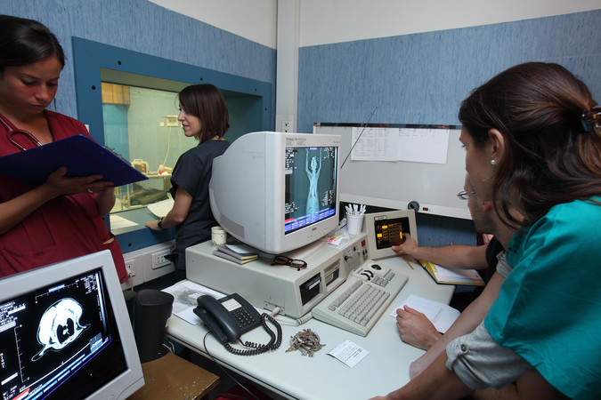 Tecnici al monitor della TC