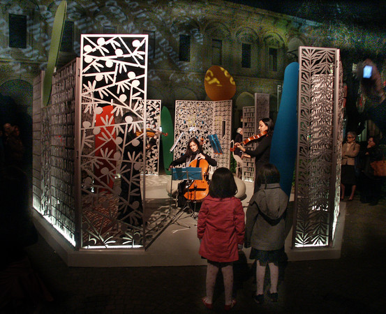 Piccoli spettatori dell'Orchestra durante la mostra di Interni 2010