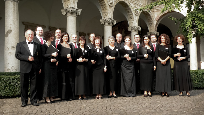 Il Coro ritratto nel Cortile d'Onore