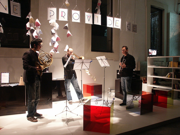 Musicisti durante la mostra "Think Thank"