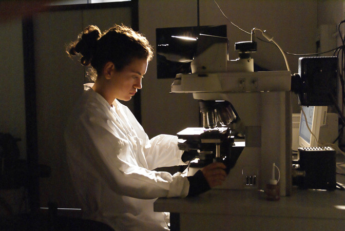 Studentessa al microscopio nel laboratorio di Anatomia