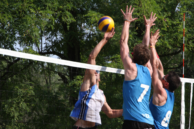 Attacco e difesa in una partita di pallavolo