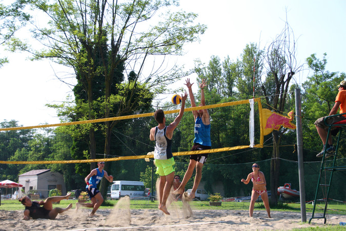 Partita di beach volley allo Statale Sport day
