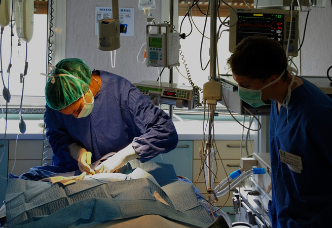 Medico e assistente in sala di rianimazione dell'Ospedale Luigi Sacco