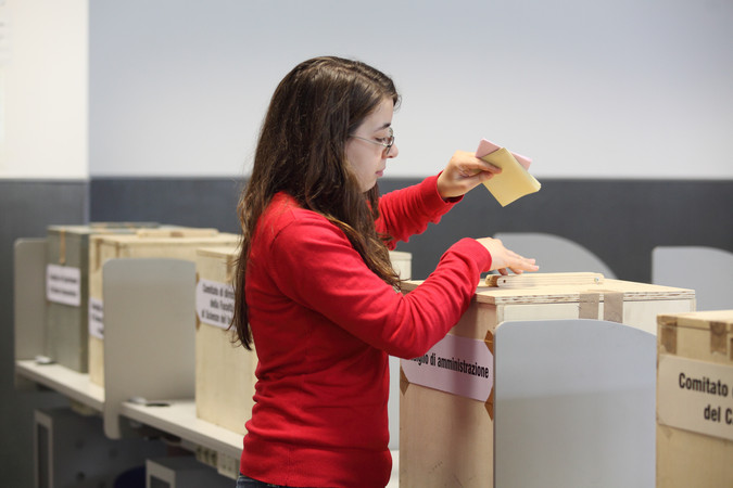 Studentessa al voto