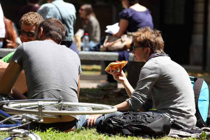 Studenti nei giardini di via Celoria