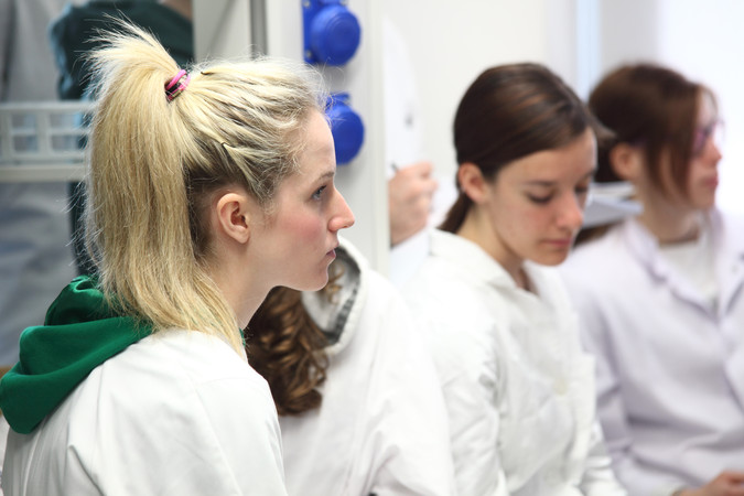 Studentesse in laboratorio