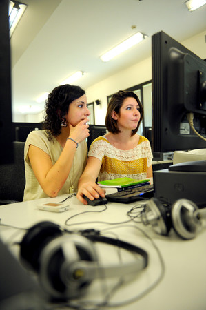 Studentesse in laboratorio informatico