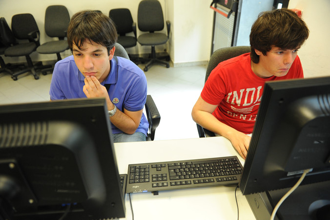Studenti al computer durante l'Open Day