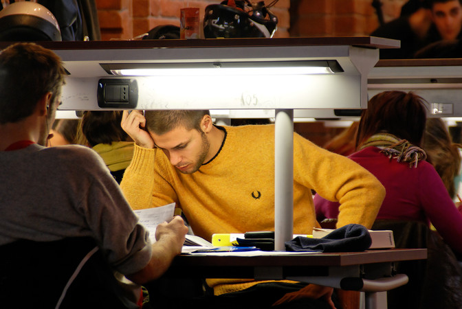 Studente con maglione giallo