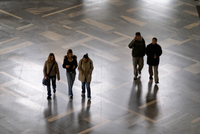 Studenti percorrono il corridoio antistante l'Aula Magna di via Festa del Perdono