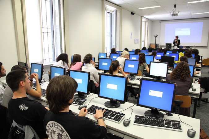 A lezione nell'aula informatizzata