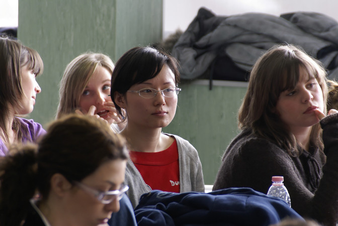 Studentesse a lezione di lingua cinese