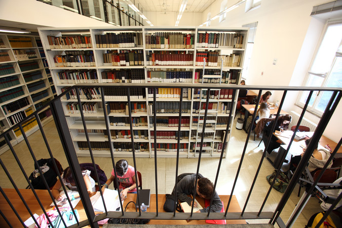 Studenti in biblioteca