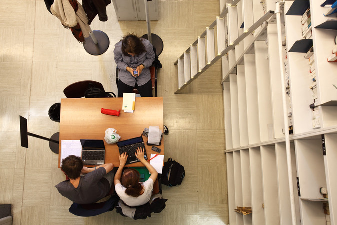 Gruppo di studenti in biblioteca