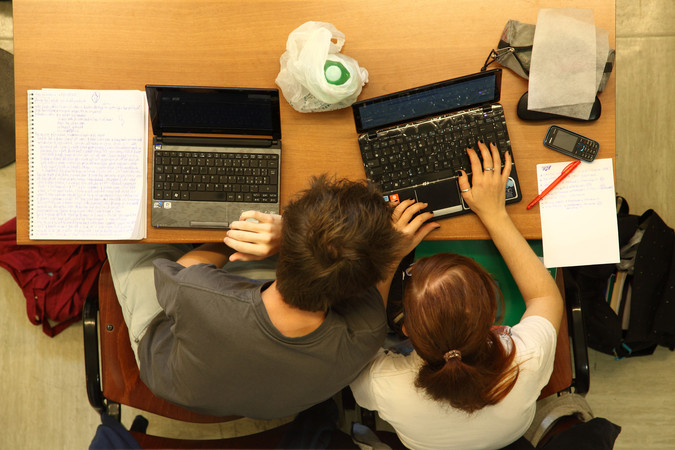 Studente e studentessa al computer