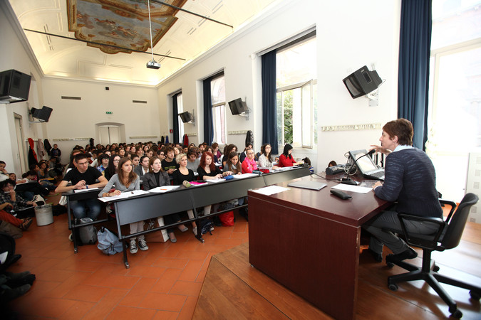 Docente a lezione in piazza Sant'Alessandro