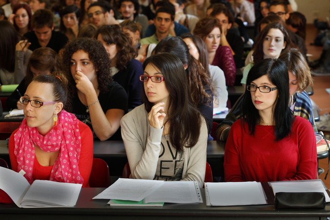 Studentesse a lezione di lingue