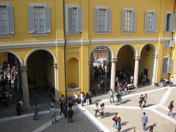 Studenti in cortile in via Conservatorio