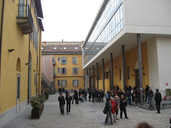 Studenti nel cortile laterale di via Conservatorio