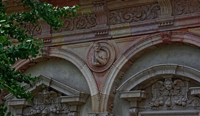 Dettagli del porticato, Cortile maggiore, via Festa del perdono, 7