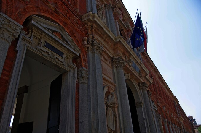 Ingresso dell'Università  in via Festa del perdono, 7