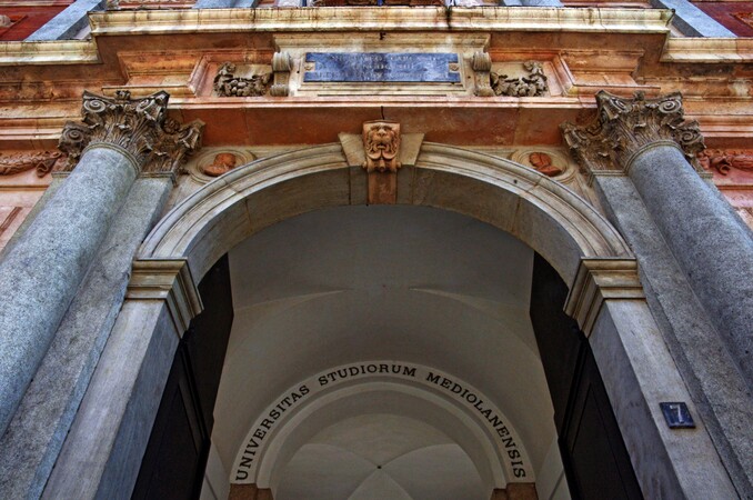 Dettaglio dell'ingresso della Ca' Granda in via Festa del perdono, 7