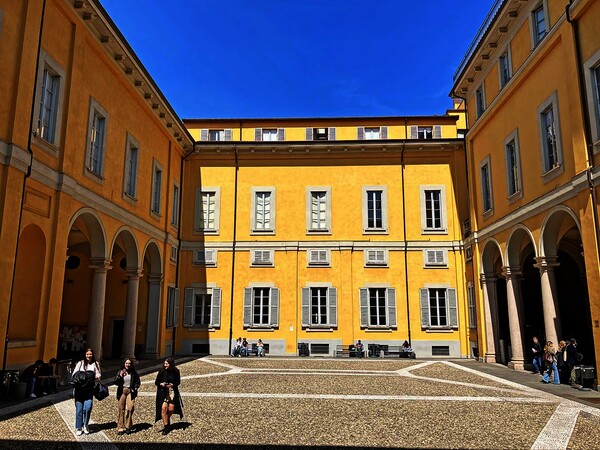 Studentesse nel cortile centrale di via Conservatorio