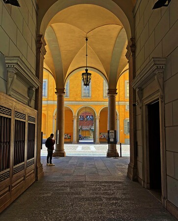 Entrando nella sede universitaria di via Conservatorio