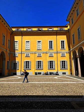 Il cortile centrale della sede di via Conservatorio