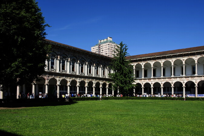 Cortile d'onore in via Festa del perdono, sullo sfondo Torre Velasca