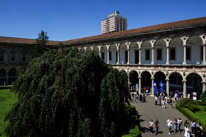 Cortile maggiore e porticato in via Festa del perdono